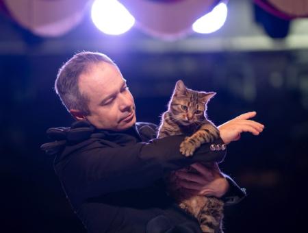 A stray cat from the basements of Donbass got on the Moscow theater stage